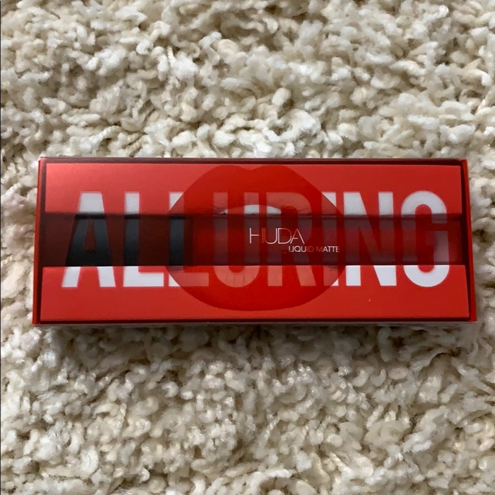 HUDA Liquid Matte Lipstick in Alluring